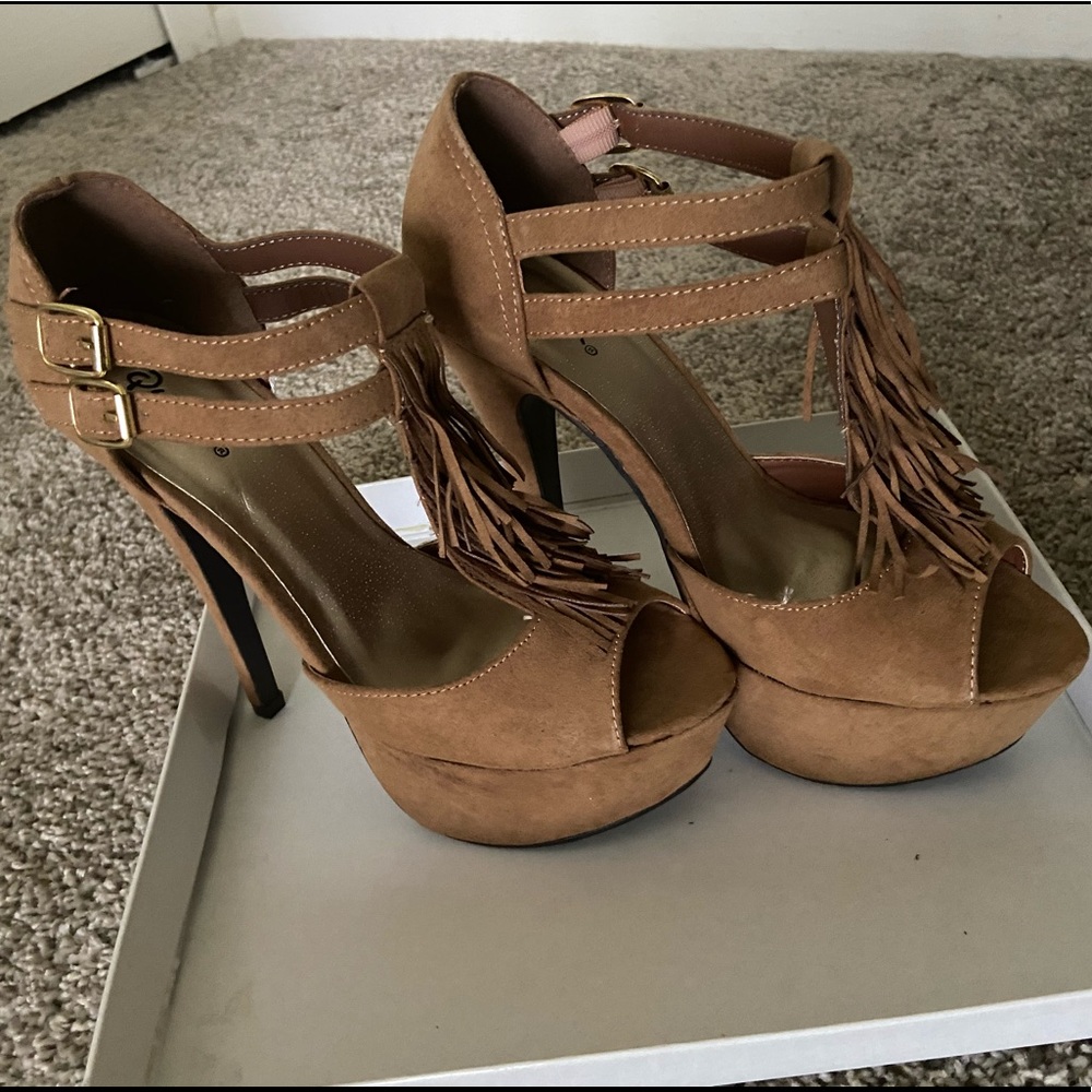 QUIPID Fringe Sandals